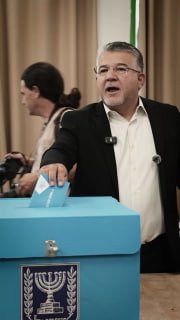יו"ר הרשימה המשותפת יוסף ג'בארין הצביע בבחירות לכנסת בעיר אום אל-פחם שבצפון ישראל. ג'בארין הדגיש את הצורך ש…