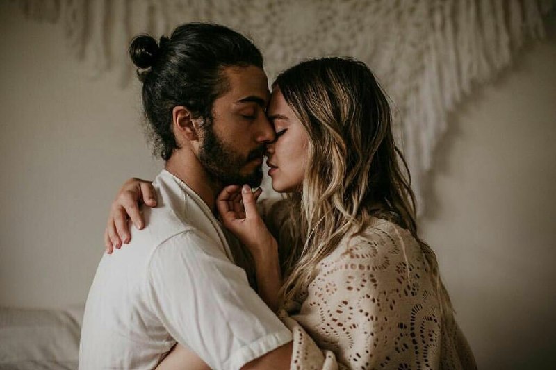Land of Love: ‌ دوست دارمش...از میان پلک‌های نیمه بازخسته دل نگاه می‌کنمکاش با همین سکوت و با همین صفادر میان بازوان منخاک می‌شدی..#فر