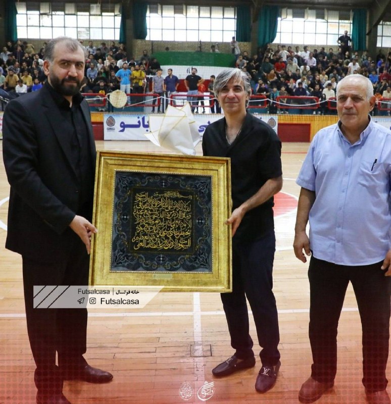 خانه فوتسال-Futsalcasa: 📸 تقدیر از وحید شمسایی در قمدر دیدار روز گذشته تیمهای دلسوختگان اهلبیت(ع) قم و پالایش نفت شازند، با حضور حسین آتشپنجه،
