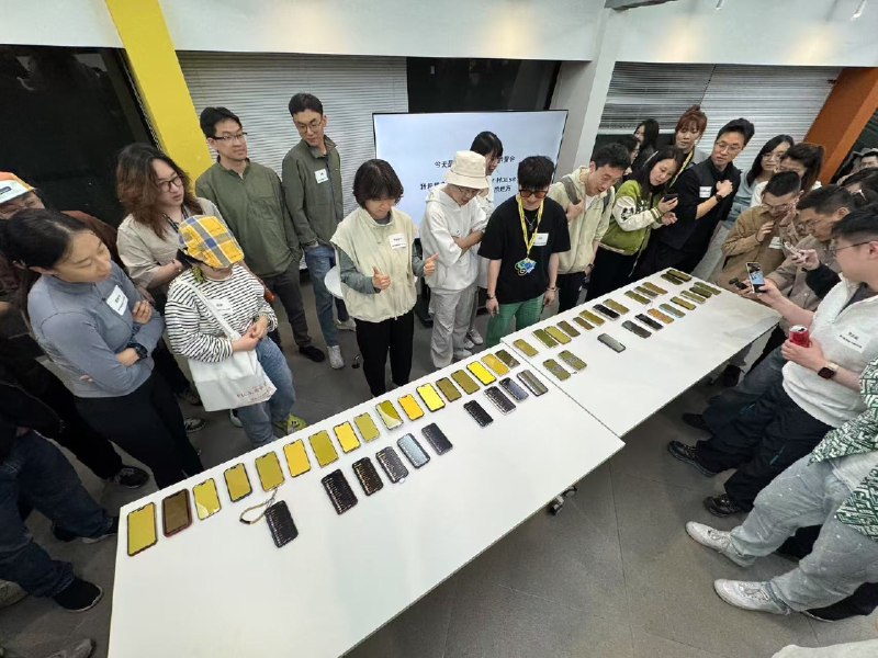 昨天晚上去koji@杨远骋Koji 在上海漕河泾的AI Hacker House，参加小红书开发者大会之后的线下party，氛围太好了！认识了很多有趣的小伙伴！很荣幸「启师傅AI客厅」略微参与了一下party的筹备工作！这次AI聚会，良渚代表团儿的人数竟然超过了杭州代表团儿 哈哈哈这个场地也超赞，湖边的独栋大house，外面的草坪可以随时席地而坐