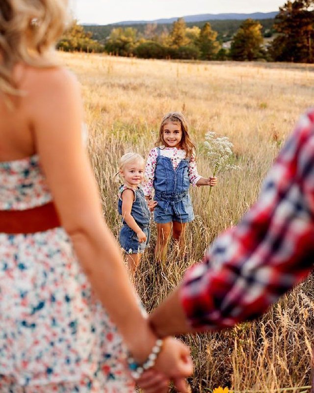 👪 " روانشناسی" همسرداری" 👪: ‏دستای همسرتونو جلوی بچه هاتون بگیرین و ببوسیدشون❤️بذارید بچه ها عشق رو اول توی خونواده شون لمس کنن❤️بذارید بدونن عشق وا