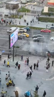 Mersedes въехал в толпу пешеходов на юго-западе Москвы. Как сообщили в пресс-службе МВД, ДТП произошло возле станции метро «Зюзино», информация о пострадавших в данных момент уточняется. Предварительно, машина вылетела на тротуар после столкновения с други