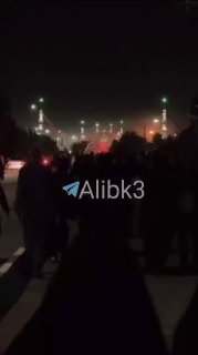 שעות לפני שמתקיימות תפילות לגופו הטהור של המנהיג ההרוג, המונים רבים ממשיכים לזרום לעבר מסגד ג'מקראן בירושלים.