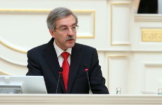 Лидера «Яблока» в ЗакСе Петербурга Шишлова лишили возможности участвовать в выборах, оштрафовав за репост интервью Явлинского. Но вы только прочтите, что там выявила «экспертиза»!Петроградский суд Петербурга оштрафовал лидера фракции «Яблоко» в городском З