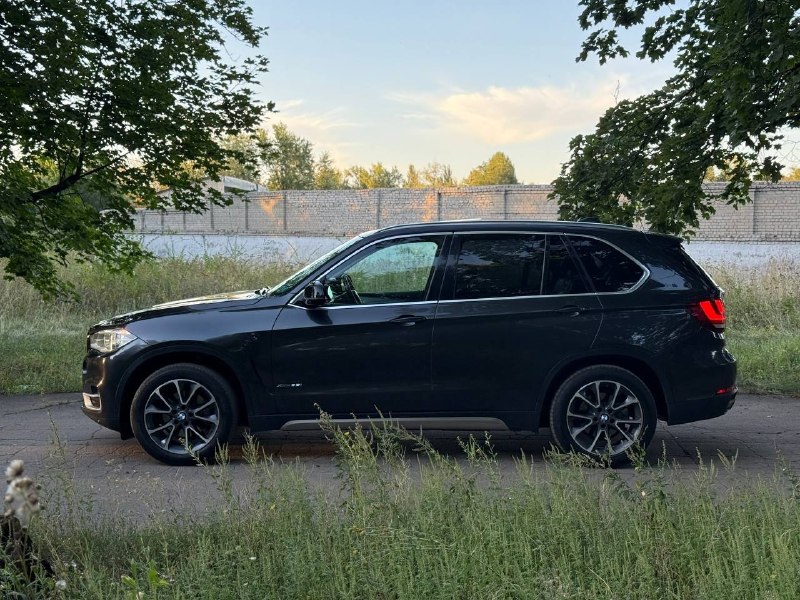 В продаже bmw x5 f15(2015
Года)
‼️Возможна продажа в кредит‼️или обмен в обе стороны

✅В максимальной комплектации( с доводчиками всех дверей, проекцией на лобовое, панорамой, тёмным потолком, harman/kardon. Лепестки, led приборка, многозонный климат, активный круиз, start-stop, подогревы сидений, камера заднего вида, памяти сидений, электропривод багажника, без ключевой доступ, парктроники и много всего

✅Родной пробег 171 тысяча километров
✅Автомобиль в броне пленке
✅Мотор 3.0(306л. С)
✅Самая надежная коробка zf 8hp75(8 ступенчатая )

✅Машина
Эксплуатировалась по трассе
✅По технике без вопросов. Двигатель работает ровно, коробка переключает мягко, ошибок нет.
Личный авто. Вложений не тpебует.
Полное tо в августе 2026г.
✅Готов к любым проверкам
✅В салоне как новый автомобиль
✅Полный сток никакого тюнинга и колхоза. Автомобиль выходного дня и редкой эксплуатации, никаких гонок.

Цена 2.795.000 торг на месте
Рассматриваю обмен в обе стороны

Номер телефона +7 949 382 2120( есть
Telegram) - фотография - 2