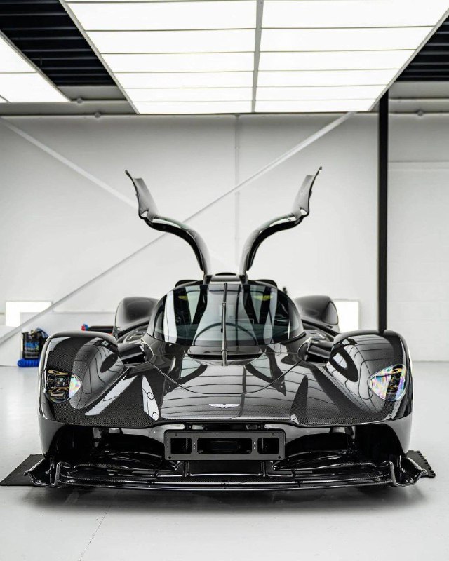 Aston Martin Valkyrie 5