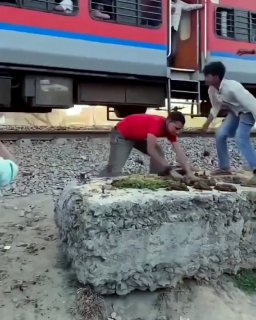 ️גברים הודים אורבים למכונה מכנית מסתורית בקקי