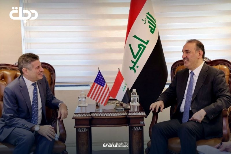 وزير الداخلية يلتقي القائم بالأعمال الأمريكي ويؤكد جاهزية الوزارة لتسلّم الملف الأمني في المدن