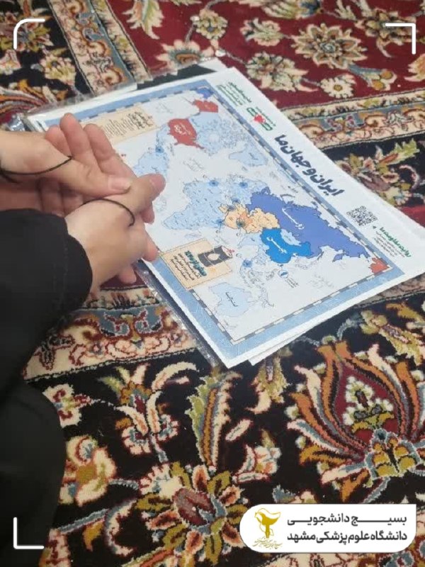 بسیج دانشجویی علوم پزشکی مشهد: 🌐 وقتی گفتوگو، بخشی از روایت یک جنگ میشود...در روزهایی که زائران برای زیارت امام رضا(ع) به مشهد آمده بودند، فرصتی شد ت
