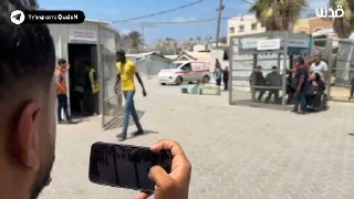 הרוגים ואשה פצועה מגיעים לבית החולים נפגעי אל-אקצא כתוצאה מכוונת מטוסי כיבוש בעיר דיר אל-בלח שבמרכז רצועת עזה.