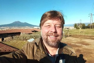 Российского археолога Александра Бутягина вернули в Россию в рамках обмена на белорусско-польской границе.В декабре 2025 года историка задержали в Польше по запросу Украины. Он легально въехал в страну на конференцию, но укроправительство посчитало, что он