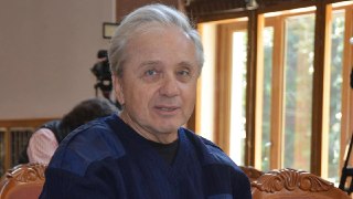 Актёра Евгения Стеблова экстренно госпитализировали с подозрением на опасное осложнение паховой грыжи. Народному артисту грозила срочная операция.80-летней звезде картин "Ку! Кин-дза-дза", "Я шагаю по Москве" и "По семейным обстоятельствам" посреди ночи ре