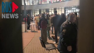 На УИК 3462 в московской Коммунарке не успели проголосовать несколько сотен человек, передает RusNews.Некоторые избиратели пришли к участку еще в обед, они сейчас координируются, чтобы «заваливать избиркомы жалобами», пишет издание.