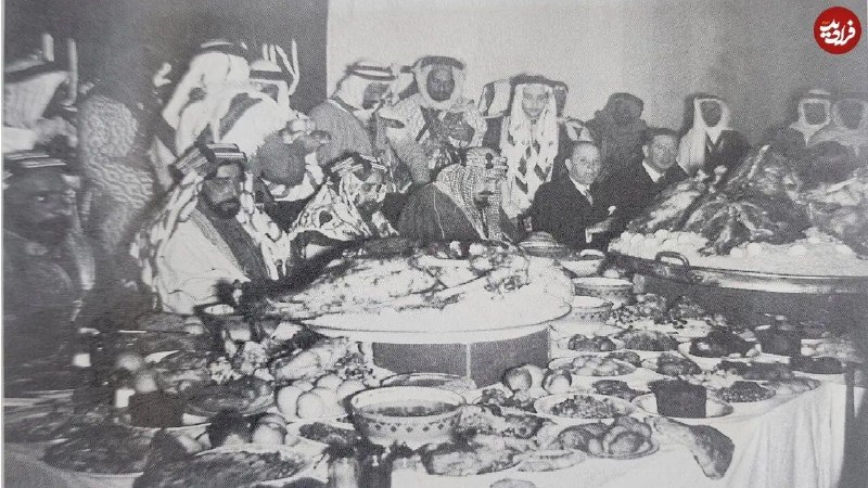 خبرگزاری خبرآنلاین: 📸 ملک عبدالعزیز، پادشاه عربستان و شیخ سلمان بن حمد آل خلیفه، حاکم بحرین و دیگر مهمانان در حال خوردن یک شتر کامل و در سال