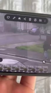 В английском городке Брирфилд мужчина напал на 17-летнюю девушку на улице и нанес ей ножевое ранение в шею, сообщает «Би-би-си».Пострадавшую доставили в больницу, а после оказания помощи отпустили домой, полученное ранение не представляло угрозы для жизни,