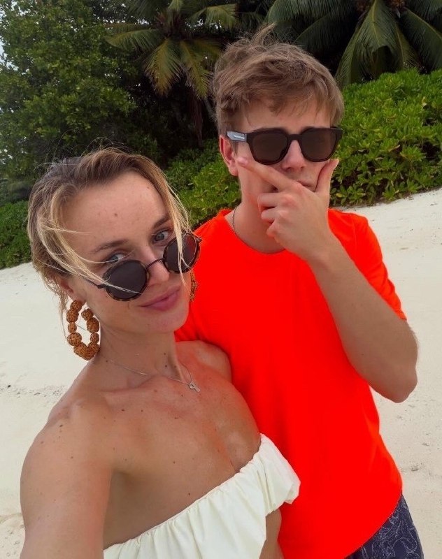 Гагарина спряталась от мира на белоснежных пляжах Мальдив 6