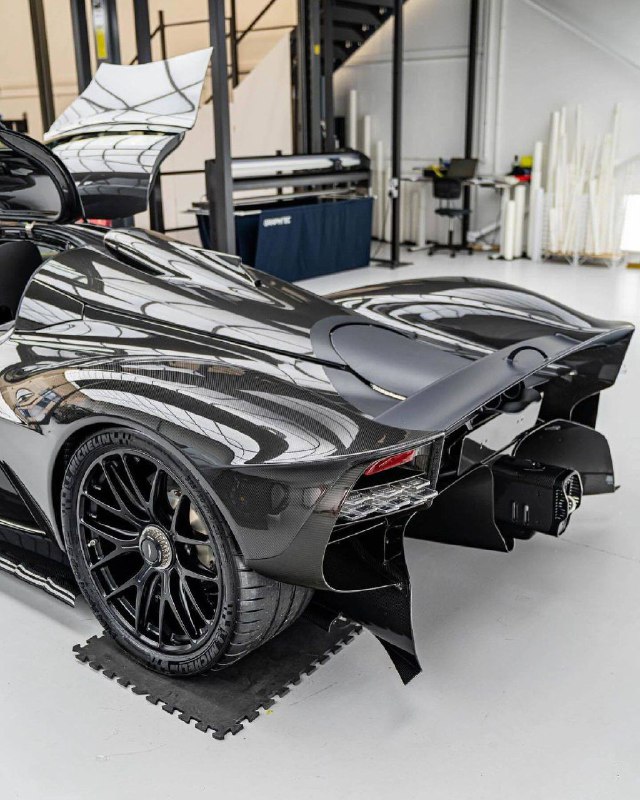 Aston Martin Valkyrie 3