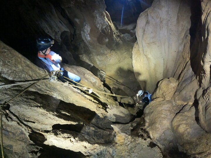 砂勞越自助| 姆魯國家公園：熱帶雨林Racer Cave 洞穴，地底攀岩行程！