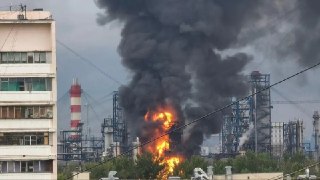 На подлете к Москве сбиты 60 беспилотников, пишет Собянин.  Судя по кадрам очевидцев, был атакован НПЗ в Капотне.  Введены ограничения в аэропортах Домодедово, Шереметьево, Внуково и Жуковский, заявили в Росавиации.