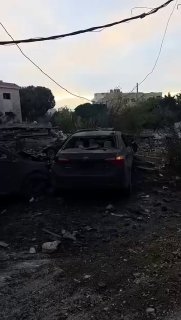 הרס עצום שנגרם על ידי התקפות אוויריות של הכיבוש על העיירה כפר רומן, דרומית ללבנון, עם שחר היום.