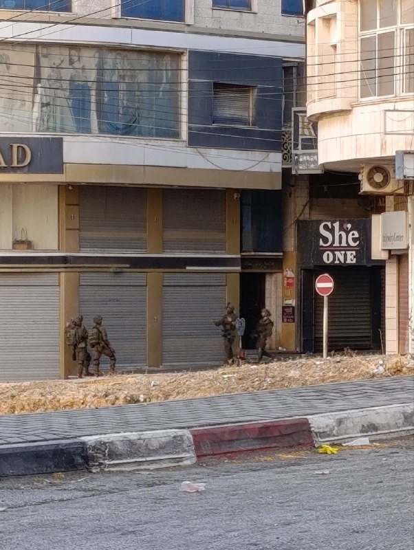 היבט נוסף של פריסת כוח חי"ר בקצה רחוב אלאדל, עם המשך ההסתערות על החברה לסולידריות