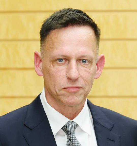 🇺🇸🇮🇷 Billionaire Peter Thiel breaks out during a private lecture in Nashville and attacked Trump for attacking Iran:.