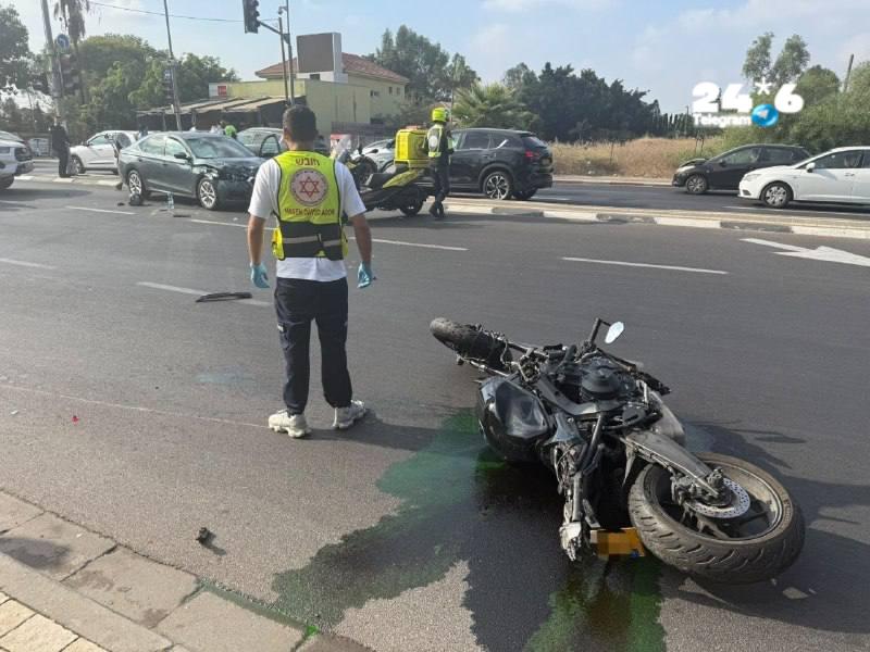 🇮🇱 רוכבת אופנוע כבת 30 נפצעה קשה בתאונת דרכים בין רכב ואופנוע בדרך חיים ברלב שבתל אביב. צוות מד"א פינה או…