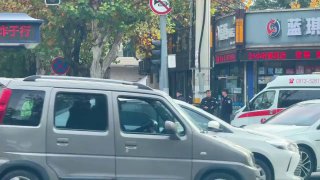 11月10日，陕西省韩城市，一家理财公司突发爆雷事件，引发大量投资者走上公司附近街头激烈抗议。当地政府迅速调动大批警察，将抗议人群强行带离现场。查看原文