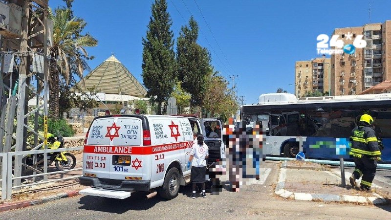 🇮🇱 בבאר שבע אוטובוס התנגש בעמוד: נפגעו שמונה אנשים. אוטובוס התנגש בעמוד ברחוב שאול המלך בבאר שבע, כך נמסר…