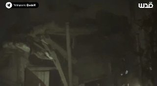 הרגעים הראשונים של הכוונת בית השייך למשפחת אל-חווג'רי במחנה נוסייראת במרכז רצועת עזה.