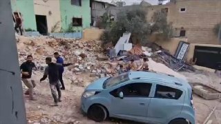 צעירים מתחילים לשחזר בתים שנפגעו מהפצצת הכיבוש של בית בעיירה ביתא, דרומית לשכם.