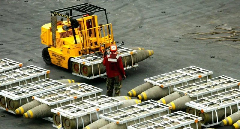 BIG: The Trump administration is preparing a $2.8 billion sale of 40,000 heavy bombs (2,000 kg MK-84 and BLU-117) to Israel - the largest sale in years, funded by US taxpayer dollars.