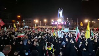 דיווח סוכנות הידיעות הרוסית מכיכר אנגלאב ו"אנדרטת האגרוף הקפוץ"