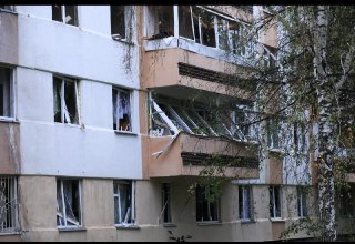 Два человека погибли и ещё шесть пострадали в результате атаки БПЛА на Нижнекамск, сообщил мэр города Радмир Беляев.  «Под удар попали мирные жители, которые спали ранним утром дома. В результате атаки на жилой дом есть 4 пострадавших. Им оказывается медиц