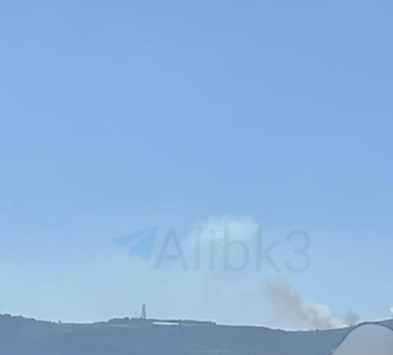 עשן עולה מקיבוץ דן בצפון ארץ ישראל הכבושה סמוך לגבול לבנון