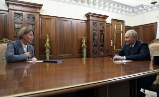 Путин сменил главу УдмуртииВладимир Путин подписал указ о назначении Ольги Абрамовой врио главы Удмуртии. Документ уже вступил в силу.Возглавлявший регион с 2017 года Александр Бречалов ушел в отставку по собственному желанию, говорится в указе. Весной «Ве