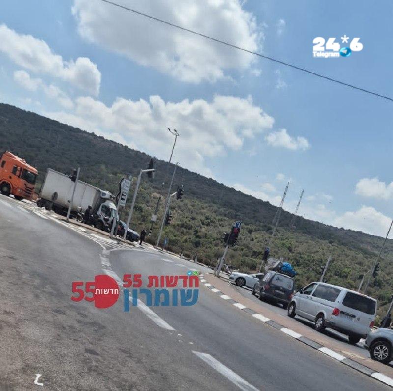 🇮🇱 צומת גיתי אבישר: מכיוון רבבה לאריאל, ומכיוון אריאל למערב חסום לתנועה. מורגשים עומסים.
