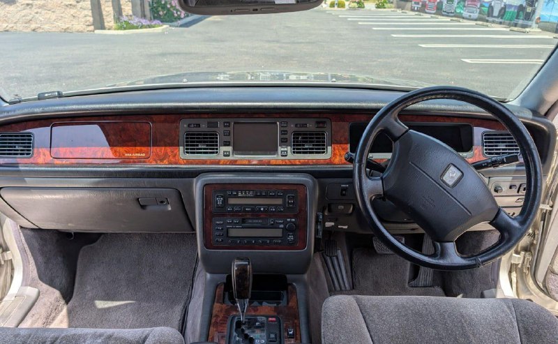 В США выставили на продажу уникальную Toyota Century с V12 6