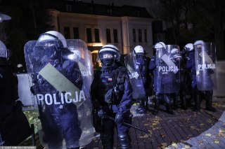 В Польше полиция окружила здание Конституционного трибунала, передает Wirtualna Polska. На сайте трибунала появилось сообщение, что его судья Анна Корвин-Пиотровская отстранила от работы председателя трибунала Богдана Свенчковского и его заместителя Бартло
