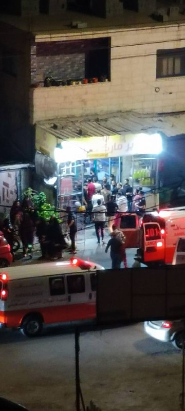 תמונה של צוותי אמבולנס מסיעים צעיר שנפצע מכדורים חיים, ומצבו הוגדר קשה, ברחוב ירושלים מזרחית לשכם.