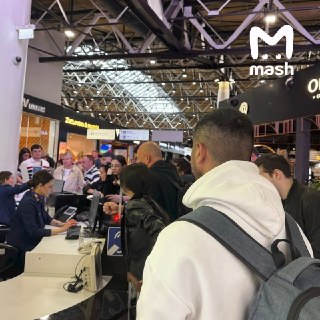 12,4 тысяч человек ожидают рейсы в московских аэропортах, временно не принимавших и не отправлявших самолёты из-за атаки БПЛА.По информации Mash, более чем на два часа задержаны 60 лайнеров, 80, заходивших на посадку, перенаправлены на другие аэродромы, от