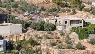 דחוף: כוחות הכיבוש החלו בהריסת שני בתים באזור "קרנט אל-דמאס" בעיירה נחלין ממערב לבית לחם.