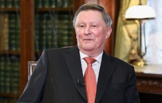 Умер бывший министр обороны России Сергей Иванов, сообщила «Единая лига ВТБ» (он был ее почетным президентом).Иванову было 73 года. Причина смерти не называется.Последние десять лет Иванов занимал пост спецпредставителя президента по вопросам природоохранн