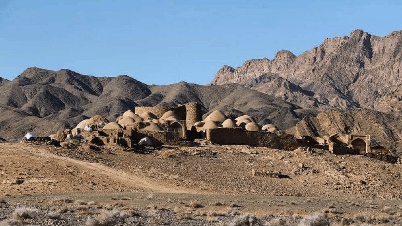 اخبار اصفهان: صدای زنگ کاروان‌های جاده ابریشم در این روستا شنیده می‌شود🔹️در شمال شرقی اصفهان، بر بلندای تپه‌ای مشرف به دشت کویر، روستا