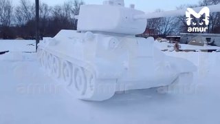 Т-34 из снега в натуральную величину построили дед с внуком в Амурской области.Юрию Потапчуку из села Константиновка — 78, и он — настоящий мастер. В прошлые зимы он уже сооружал советские авто из белоснежного материала. В этот раз в напарники взял внучка 