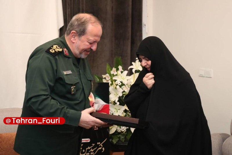 تهران فوری 🏙: دیدار سرپرست وزارت دفاع با خانواده شهدای جنگ رمضان🔹سردار ابنالرضا در آستانه ۳۱ مرداد، روز صنعت دفاعی با خانوادههای معظ