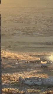 מתנחלים מסתערים על ח'רבת אל-ח'ראבה, מזרחית לעיירה אל-סמו, דרומית לחברון, ומשחררים את בעלי החיים שלהם ליד בת…