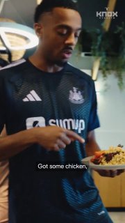 👨🍳🍳 Newcastle United's chefs cook this daily for the team... 10kg chicken thigh, 10kg chicken breast, 4kg pasta, 150-200 eggs, 7 whole fillet steaks, 40 pieces of salmon, 30-40 pieces of other fish. 😳
