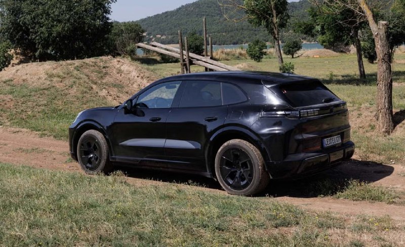 Компания Porsche раскрыла интерьер электрического Cayenne 2