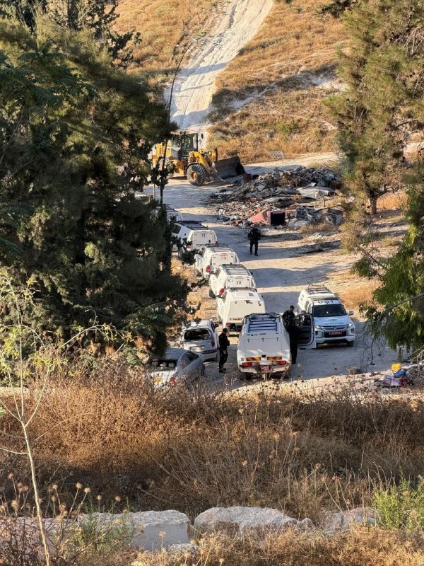 בניין בן שלוש קומות.. הכיבוש הורס בניין מגורים של משפחת בדראן בשכונת אל-בוסתן בעיירה סילוואן בירושלים הכבושה.